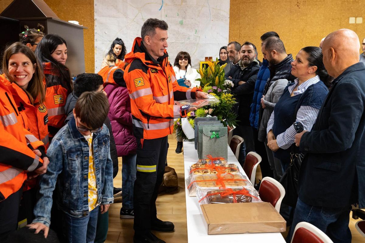 Encuentro entre los bomberos y los residentes turcos.