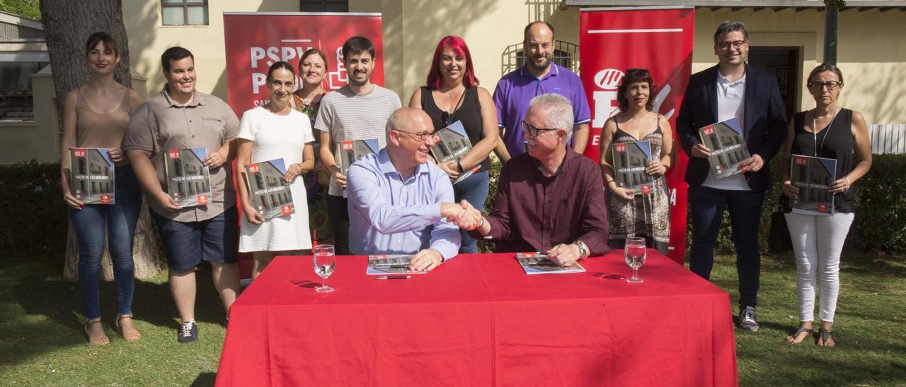 El equipo de gobierno tras la firma del pacto en 2019