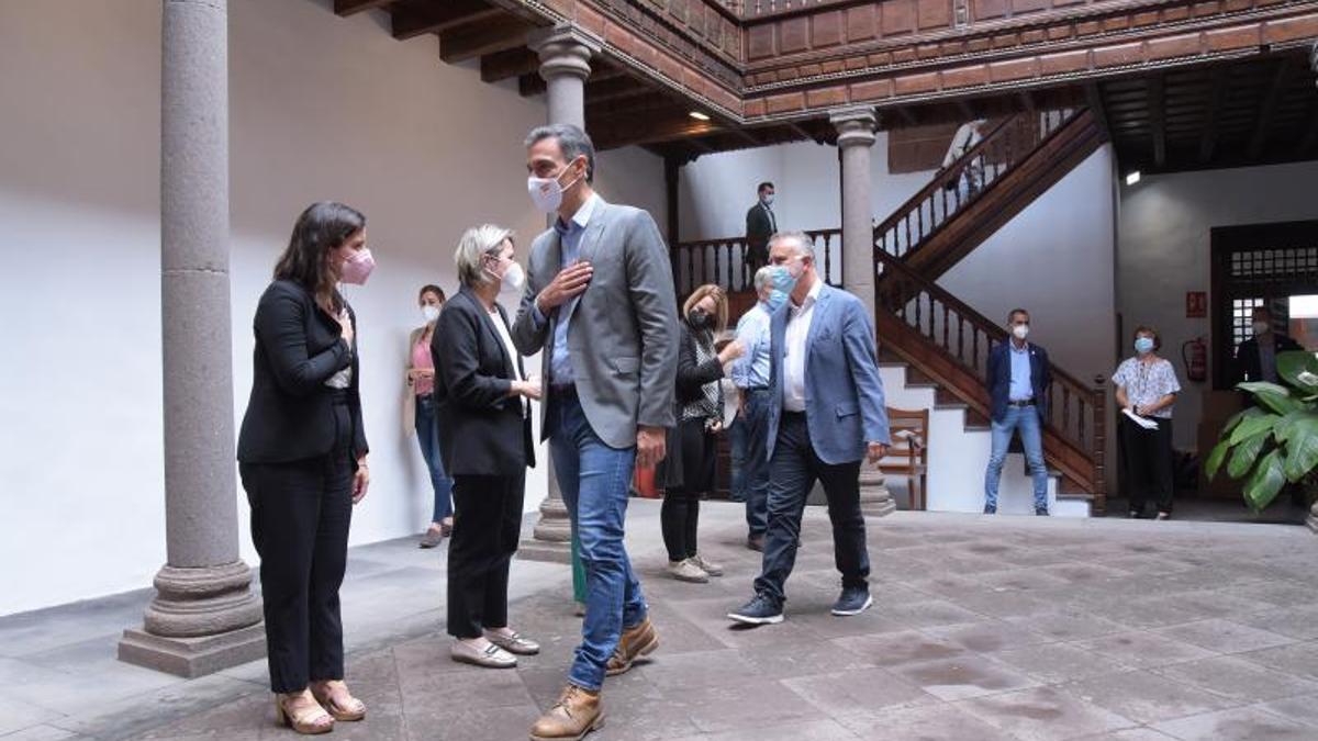 El presidente del Gobierno, Pedro Sánchez, y el presidente canario, Ángel Víctor Torres (2d), saludan a su llegada a una reunión con miembros del Consejo de Gobierno de Canarias para abordar la situación en la isla de La Palma tras la erupción del volcán, este 24 de septiembre de 2021.