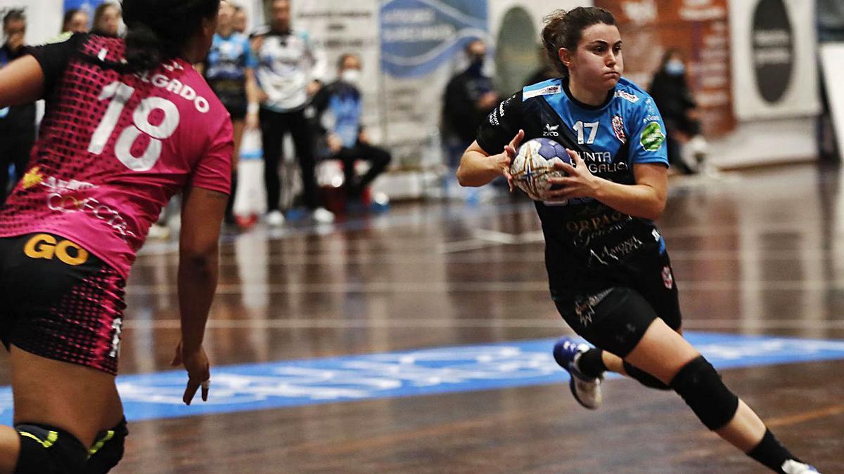 Paulina Buforn, con la pelota, durante un partido en A Sangriña. |  // JOSÉ LORES