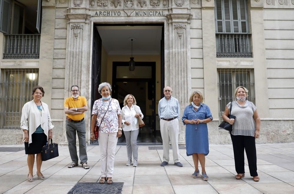 De izquierda a derecha, Encarnación Ramos, Ricardo Redoli, Rosario Camacho, Inés Calero, Francisco Alijo, María Isabel Calero y Blanca Gómez, antiguos alumnos y profesores del Colegio Universitario de Málaga, esta semana delante de la antigua sede.