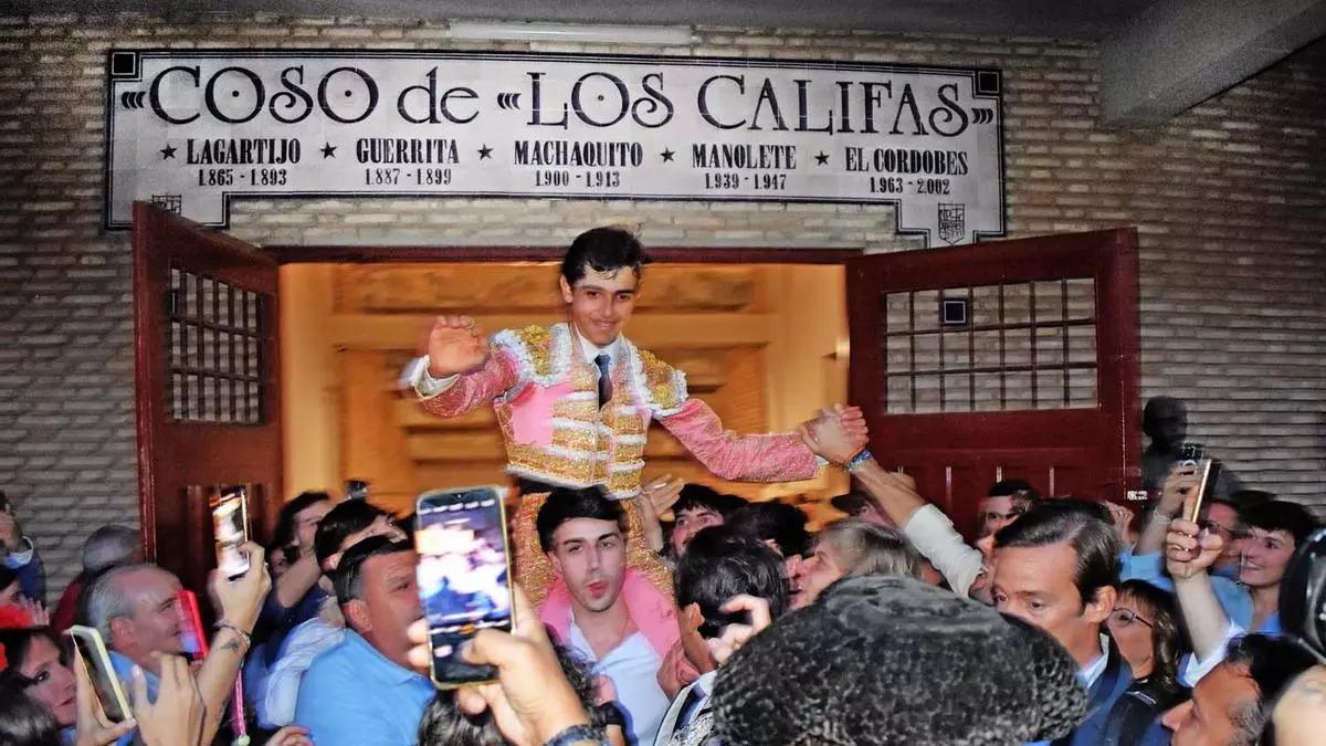 Manuel Román sale a hombros por la puerta grande del Coso de los Califas.