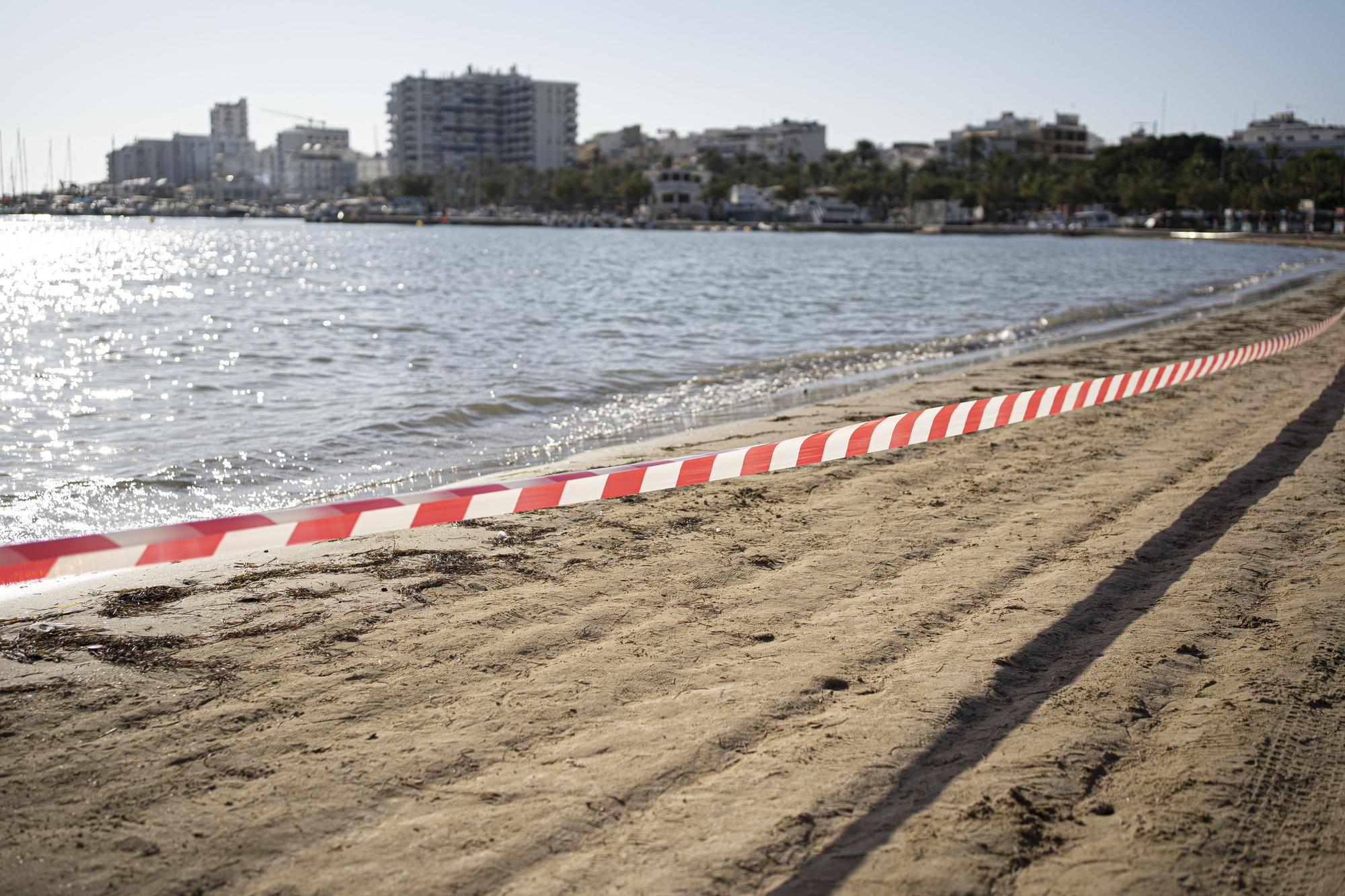 Cerrada la playa de s'Arenal en Sant Antoni por un vertido.