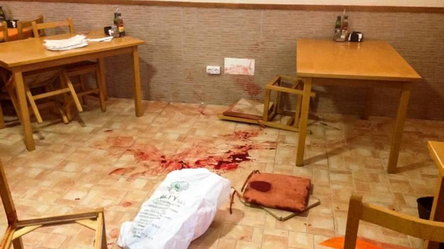 Sangre y sillas tiradas dentro de la pizzería en la que apuñalaron el jueves a un hombre.