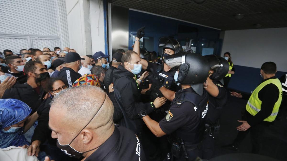 Las imágenes de los altercados en el Puerto de Alicante por el ferry a Orán