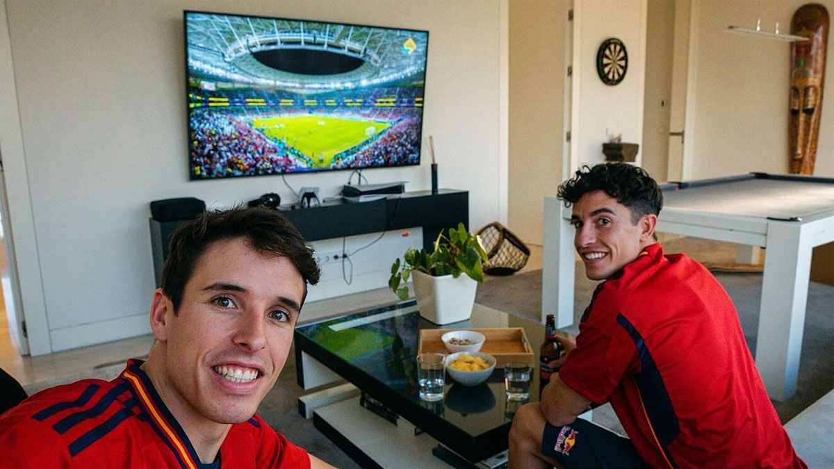 Marc y su hermano Álex, viendo un partido de la selección española en el Mundial de Qatar