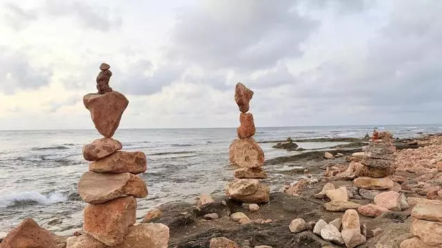 Así son las sorprendentes esculturas efímeras en piedra del paseo de la Punta Margalla de Torrevieja