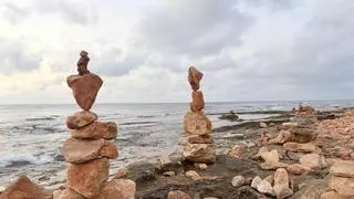 Piedra sobre piedra: el arte efímero que se levanta al amanecer en la Punta Margalla de Torrevieja
