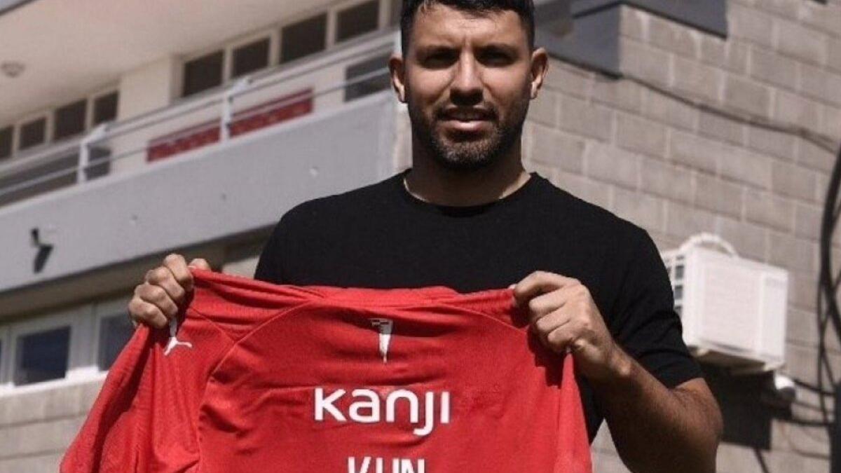 El Kun posando con la camiseta de Independiente