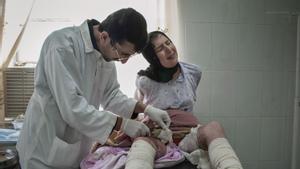 Haurin Khader, de 15 años, es curada de sus heridas en el hospital Emergency de Erbil, capital de la Región Autónoma del Kurdistán de Iraq, en abril de 2006.
