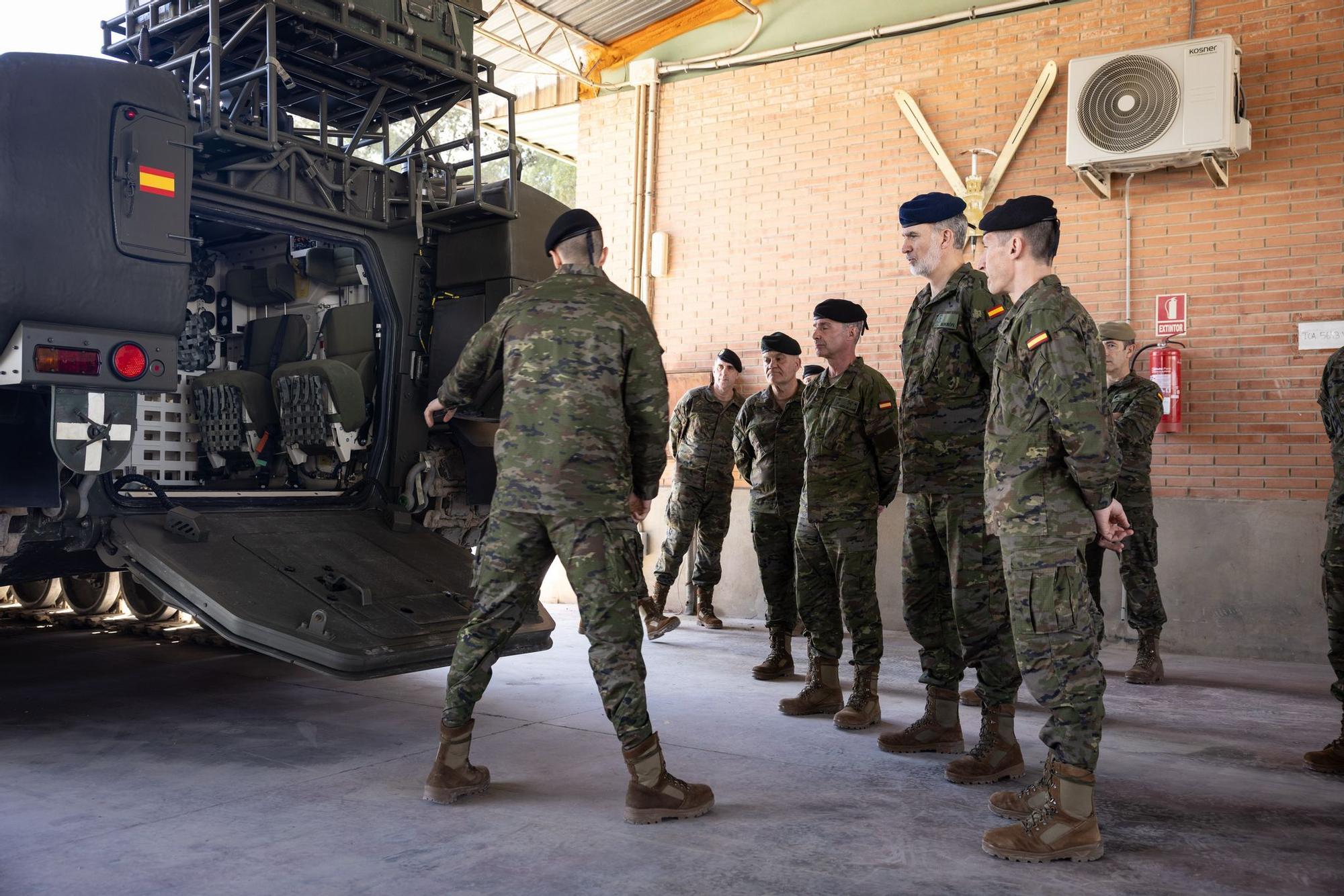 Felipe VI visita la brigada Aragón I en Zaragoza