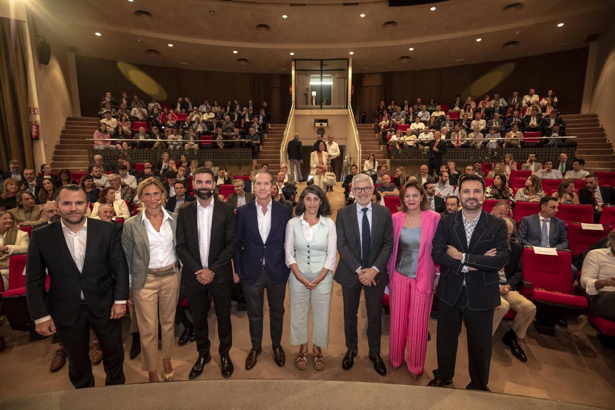 Javier Vich, Isabel Puig, Bernat Vicenç, Pablo Carrington, Marisa Goñi, Ángel Rivera, Celia Torrebadella y Germán Jiménez, en el club Diario de Mallorca.