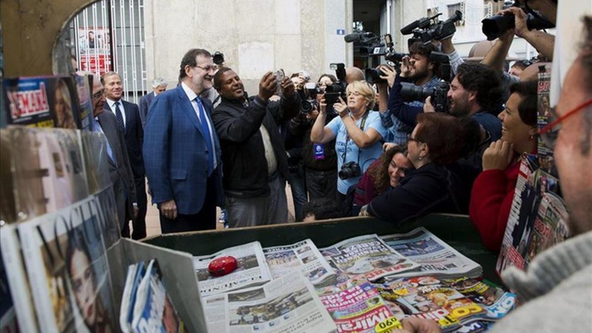 Mariano Rajoy, de paseo por Melilla antes de protagonizar un mitin electoral.