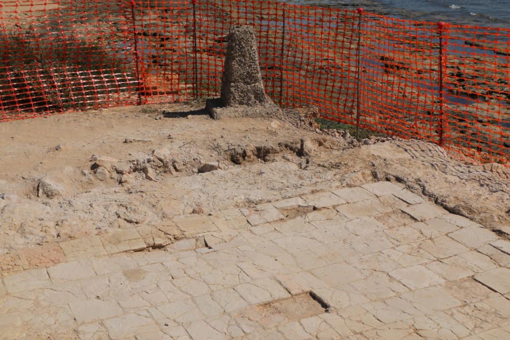 Visita de técnicos y ediles del gobierno local a la excavación del refugio