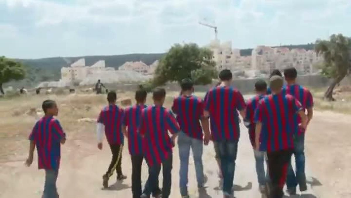 Joves palestins cremen samarretes del Barça