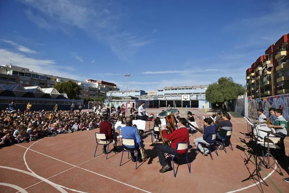 La Unión Musical Torrevejense colaboró en la celebración del día de la Paz del Colegio Cuba de Torrevieja