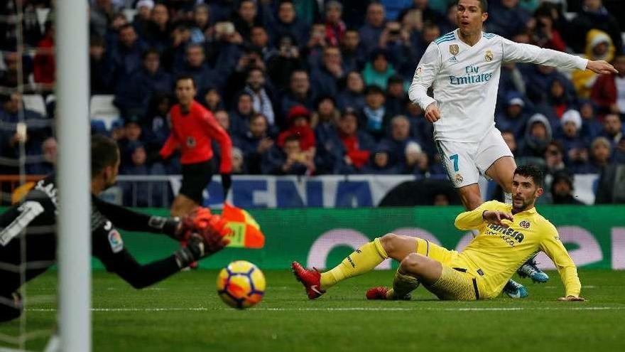 Cristiano Ronaldo remata a puerta ante el Villarreal la pasada temporada.