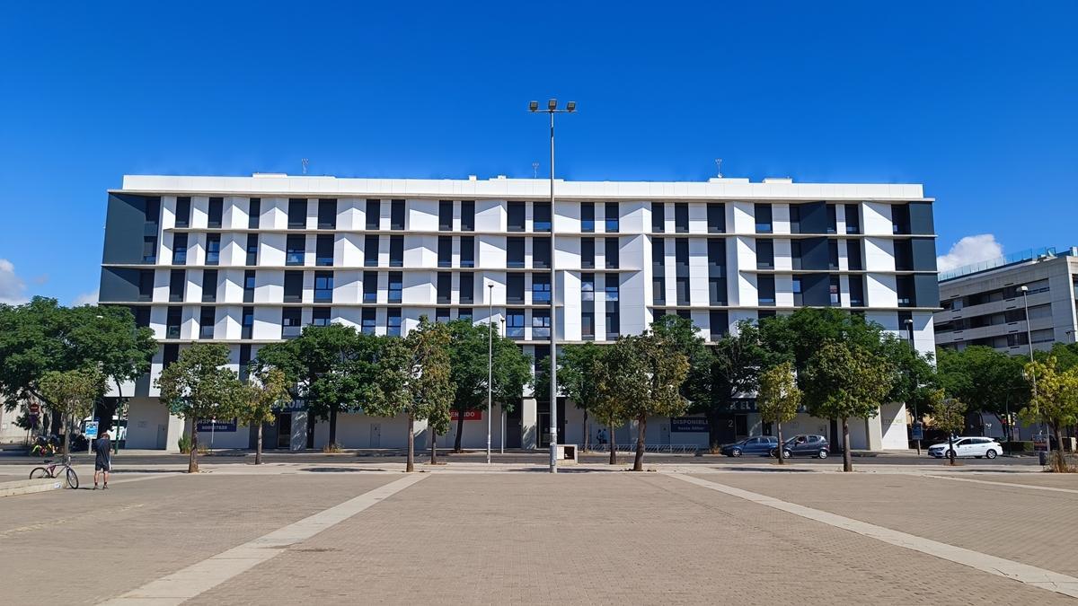 Nuevo edificio junto a las estaciones de tren y autobús