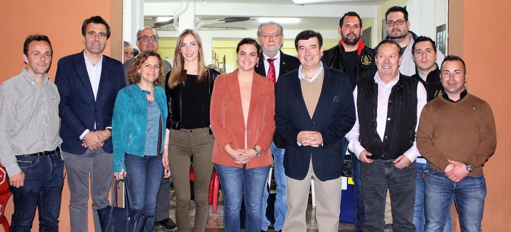 Cena en los Granaderos de la Virgen, con los concejales Sandra Gómez, Fernando Giner y Ramón Vilar, y la fallera mayor y clavariesa de 2018, Raquel Alario.