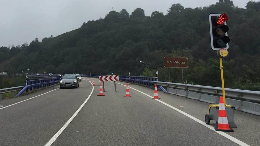 Las obras en la variante de Arriondas obligan a cortar un carril