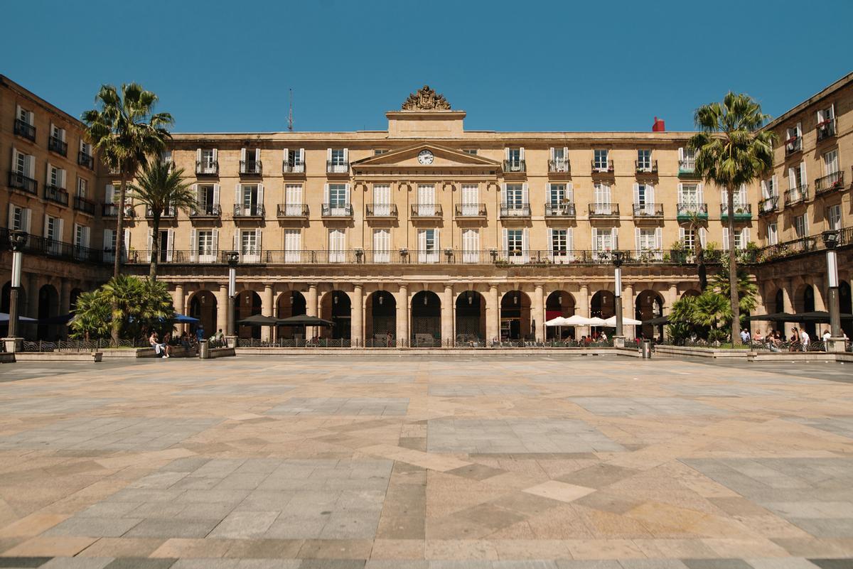 La Plaza Nueva se encuentra en el extremo norte del barrio