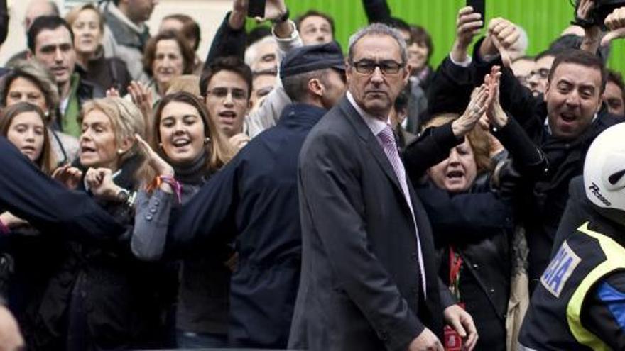 Un grupo de personas increpa al presidente del Gobierno tras haber votado en un colegio electoral de Madrid.