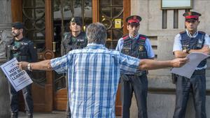 Protesta ante la Conselleria de Economia de la Generalitat por el registro de la Guardia Civil.