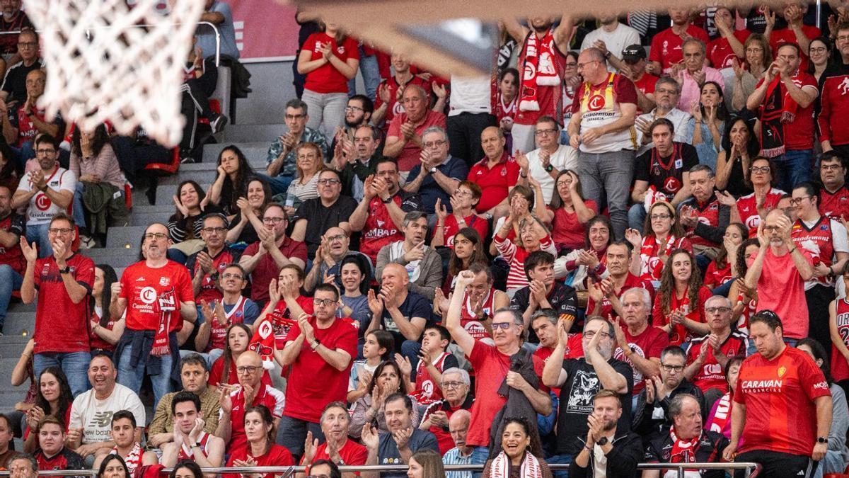 La afición del Casademont, aplaudiendo a su equipo durante las semifinales