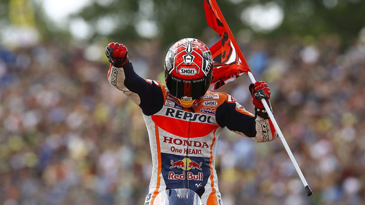 Marc Márquez pasea orgulloso su bandera por Assen, escenario del GP de Holanda, tras hacer una gran carrera