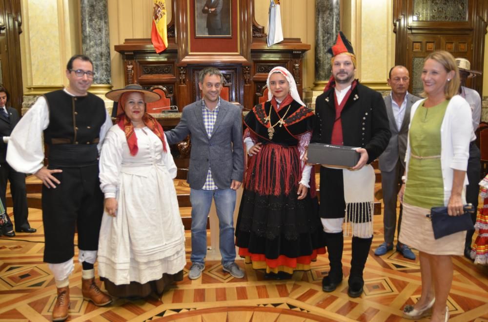 El alcalde recibe en María Pita a representantes de las agrupaciones que participan en el Festival Internacional de Folclore Cidade da Coruña.