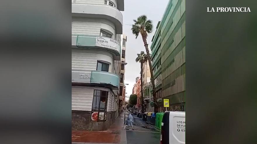 Las rachas superan los 80km/h y provocan escenas de riesgo en pleno centro