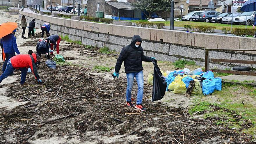 Familias enteras retiraron la basura en sacos. 