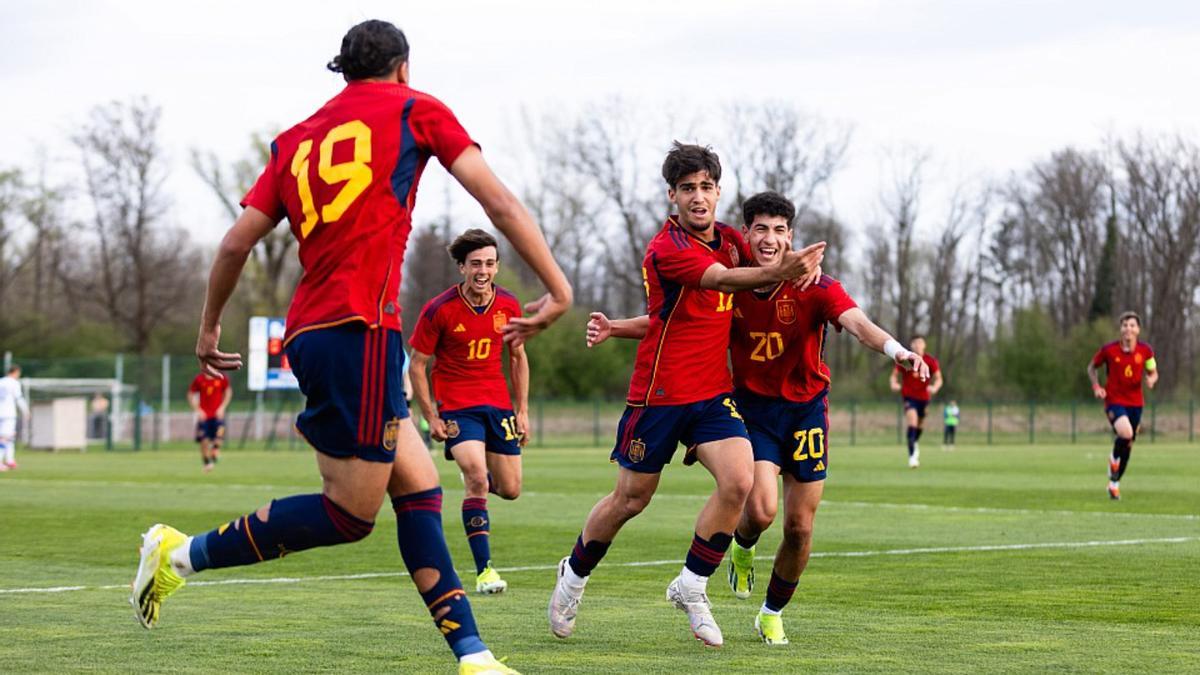 Los jugadores de la selección española sub 19 celebran un gol contra Kosovo