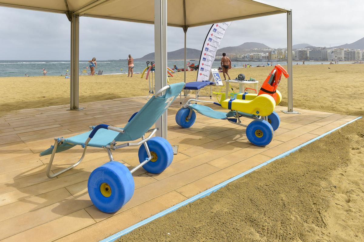 Presentación del servicio de baño especial asistido, en la playa de Las Canteras, en julio de 2022.