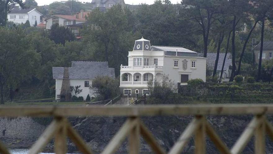 Al fondo, Quinta Penatouro, antes de la obra del paseo marítimo público que la bordeó.