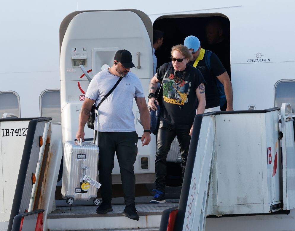 Guns N' Roses llega a Vigo y desata la locura de varios seguidores que les esperaban en Peinador