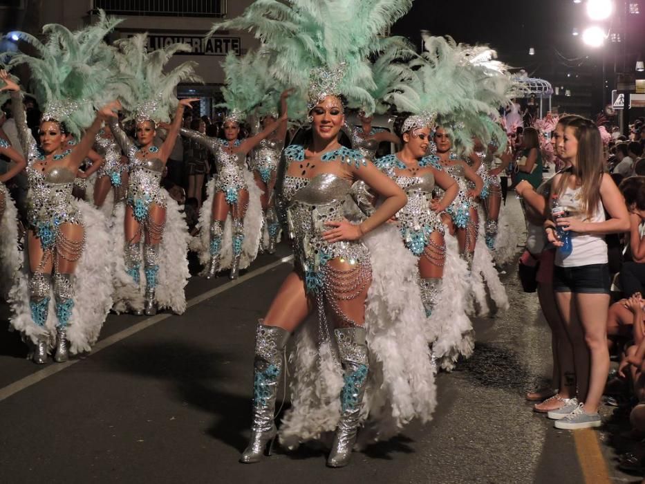 La bahía de Águilas se transforma en un gran teatro en su Carnaval de verano
