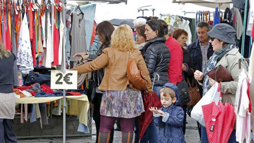 Foto de archivo del mercadillo de Bouzas // MARTA G. BREA