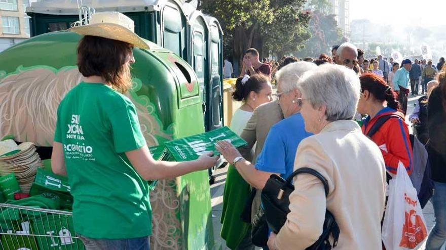 Campaña de reciclaje realizada durante San Juan en A Coruña.