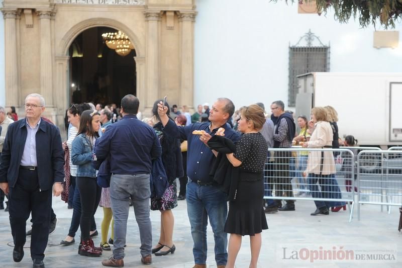 Reparto de monas en la Plaza de San Agustín de Murcia