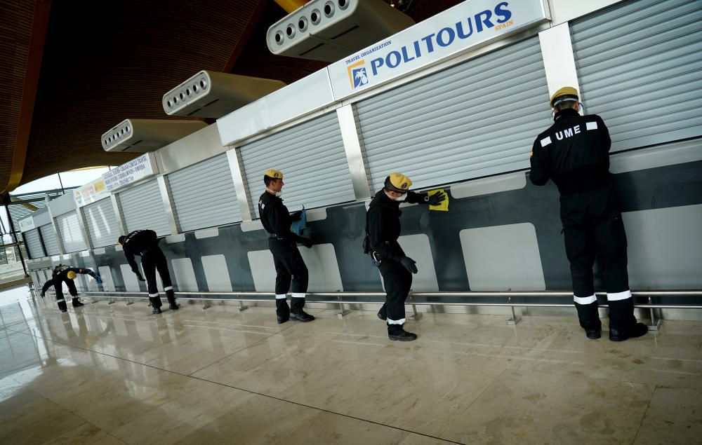 MADRID. 19.03.2020. CORONAVIRUS. Miembros de la UME limpian el aeropuerto de Barajas, terminal T4. FOTO: JOSE LUIS ROCA