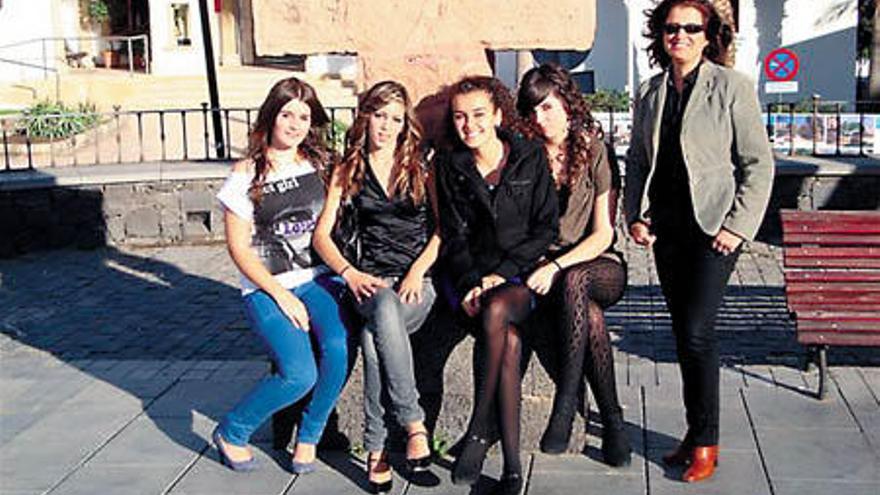 De izquierda a derecha, Patricia Fabeiro, Sara Hernández, Daida Motos, Stacy Cerdeña y Aurelia Vera.