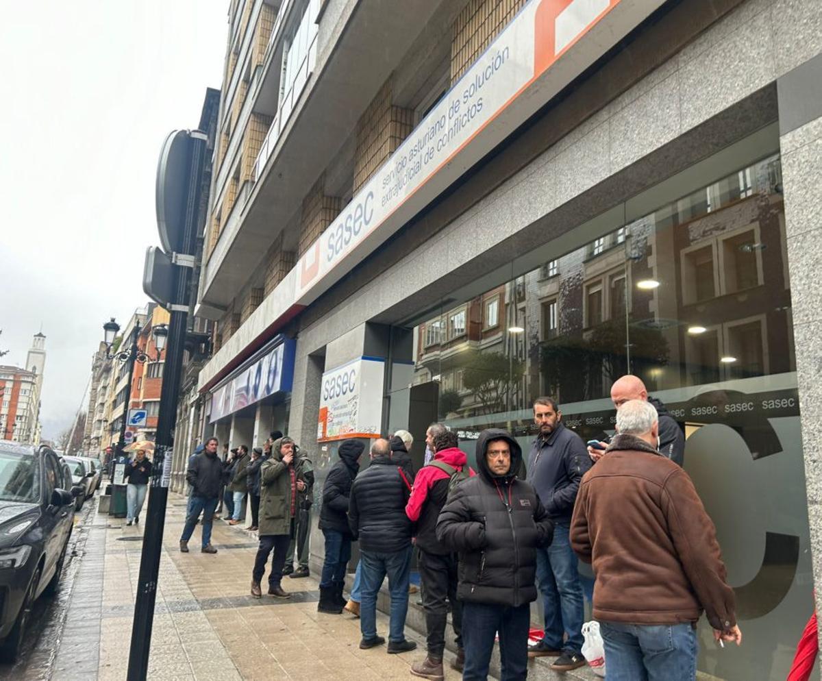 Trabajadores de la industria auxiliar, anta la sede del Sasec en Oviedo. | P. C.