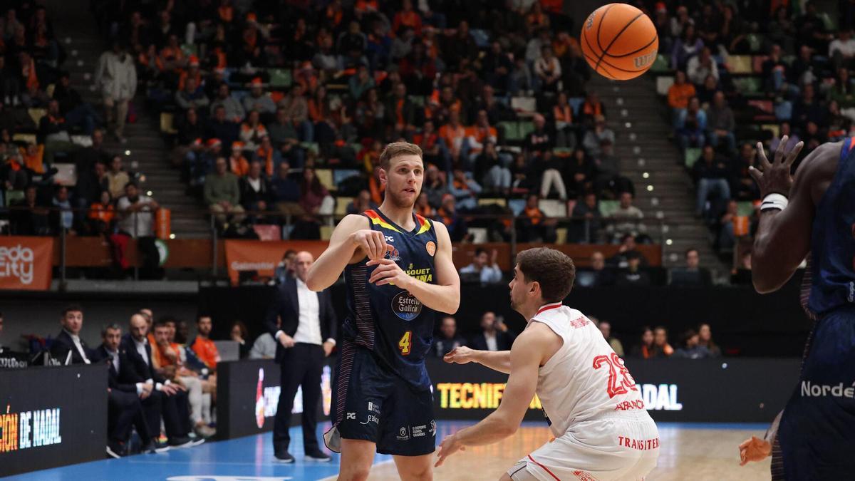Paul Jorgensen da un pase frente al COB la pasada temporada.