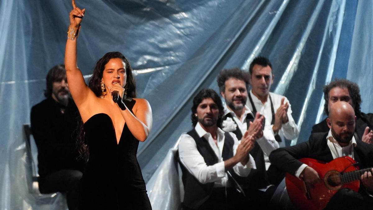Rosalía, durant la seva actuació als Latin Grammy.