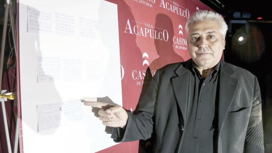 Anthony Blake señala los papeles que introdujo enl a urna, con los resultados electorales calcados. // Julián Rus