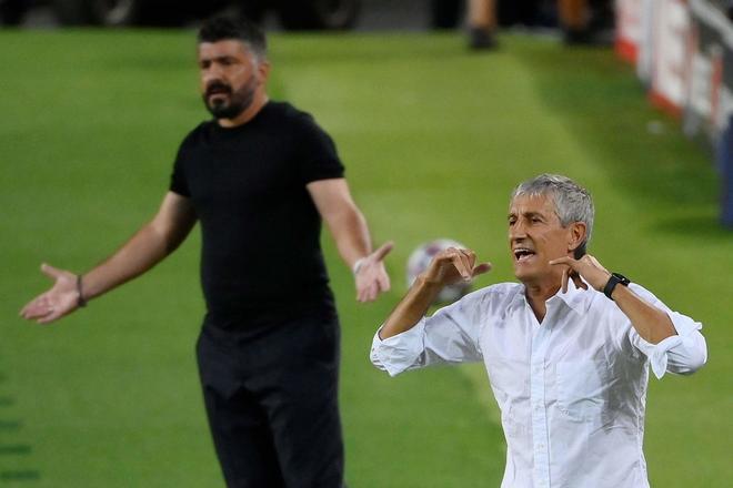 El entrenador del Barcelona, Quique Setien (delante), reacciona junto al entrenador idel Nápoles, Gennaro Gattuso, durante el partido de fútbol de octavos de final de la Liga de Campeones de la UEFA en el estadio Camp Nou de Barcelona.