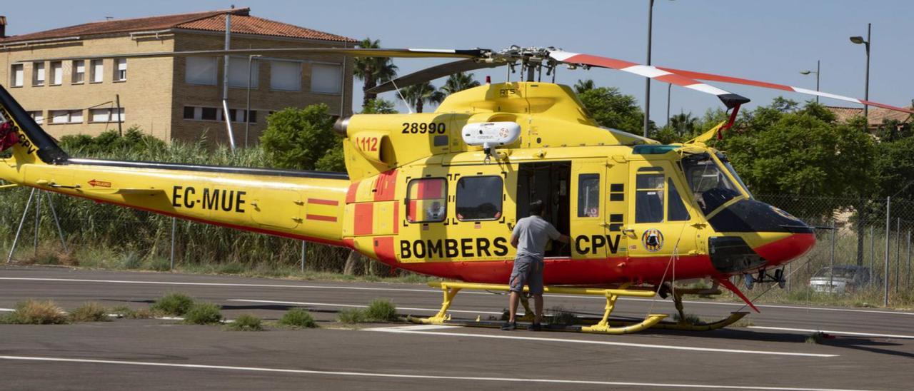 El nuevo helicóptero que se puso en servicio ayer en el helipuerto habilitado en Tulell, Alzira.  | PERALES IBORRA