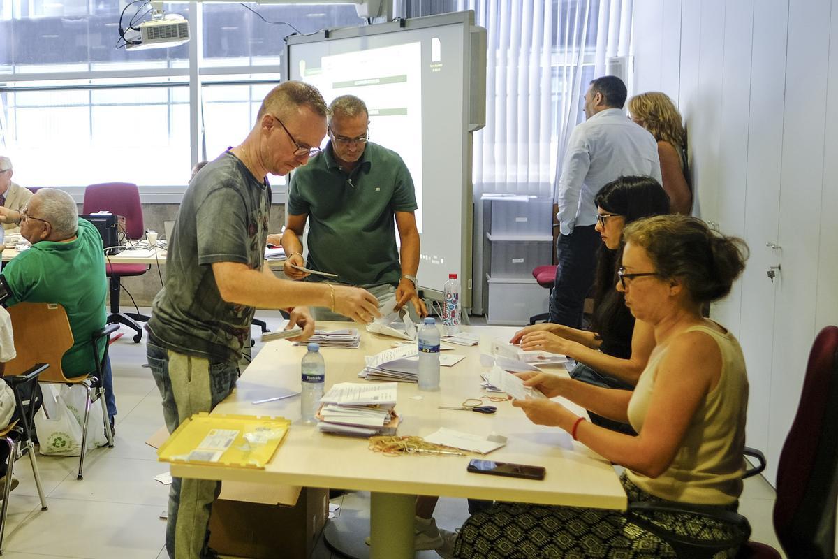 Recuento del voto migrante en la Junta Electoral de Las Palmas