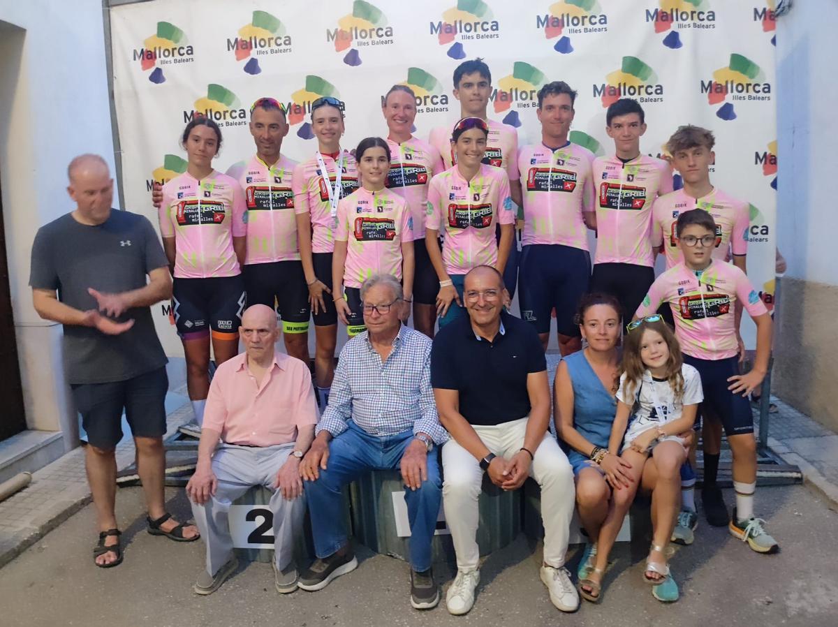 Los ganadores de la Challenge Grupo Miralles Palfinger con sus respectivos maillots.
